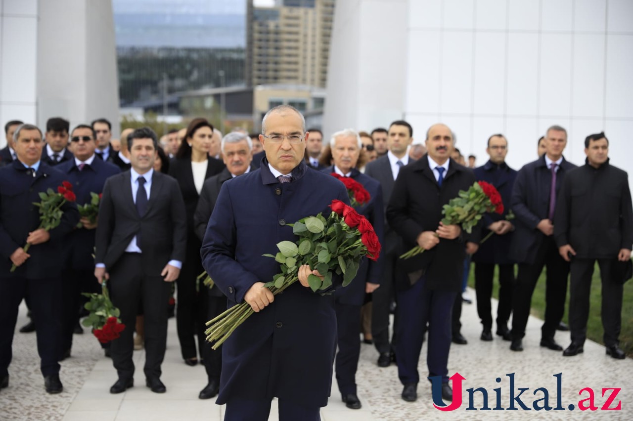 Dövlət rəsmiləri Zəfər parkını ziyarət edir - FOTOLAR (VİDEO)